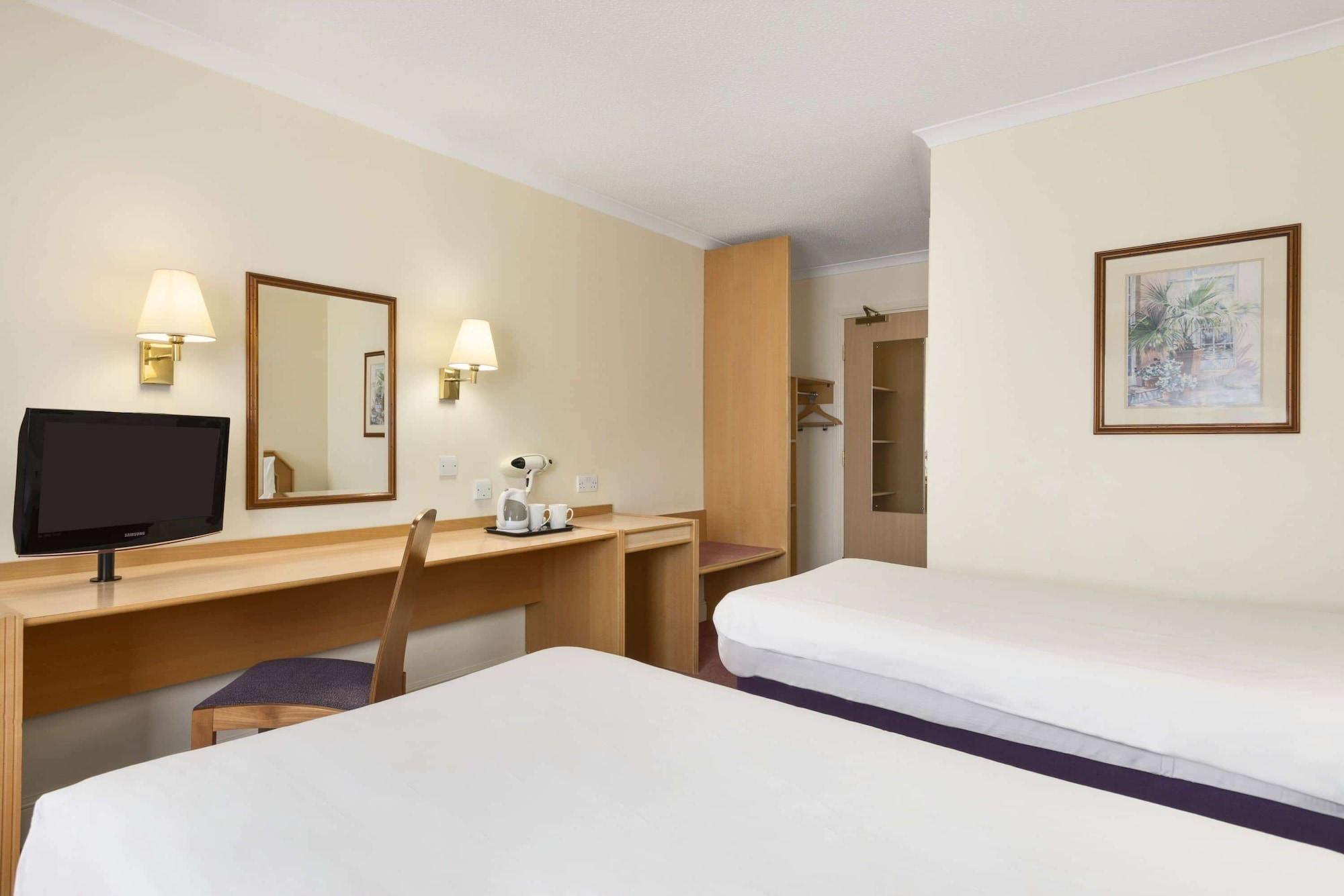 Super 8 By Wyndham Chester East Eksteriør billede