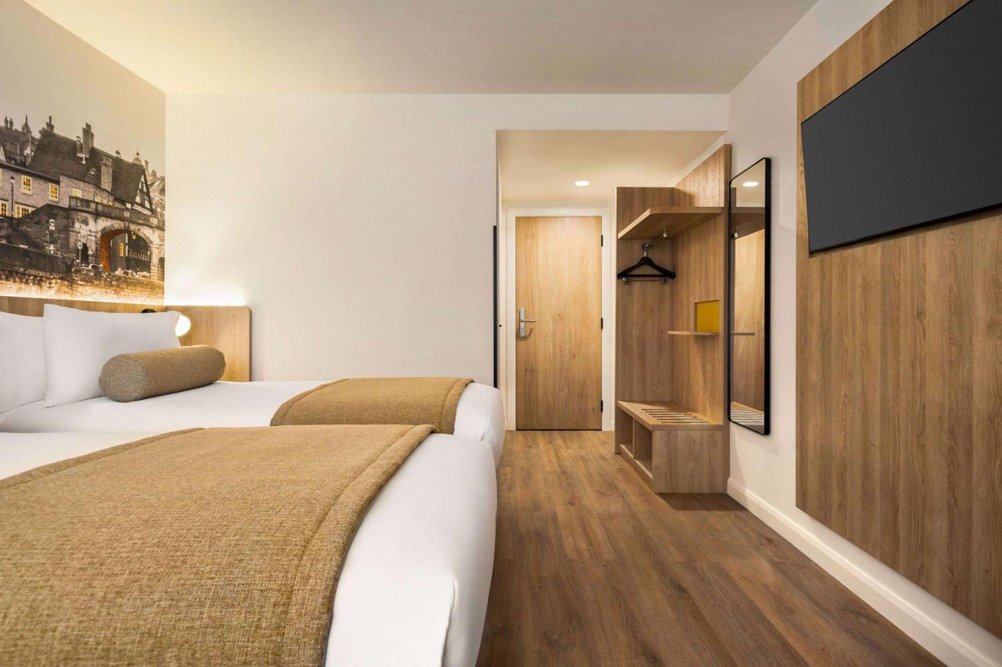 Super 8 By Wyndham Chester East Eksteriør billede