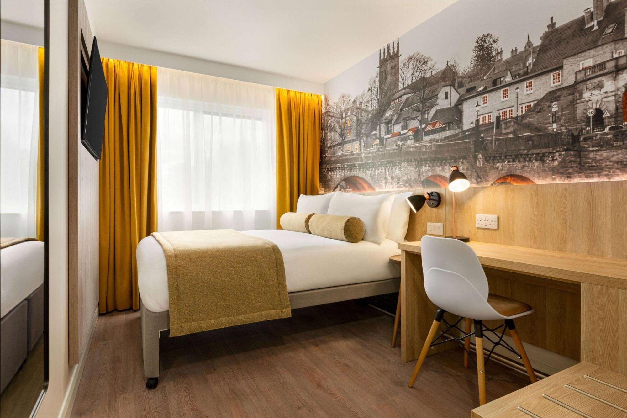 Super 8 By Wyndham Chester East Eksteriør billede